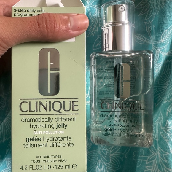 Clinique Dramatically Different Hydrating Anti Pollution Jelly Oil Free 4.2 Oz - Picture 3 of 7